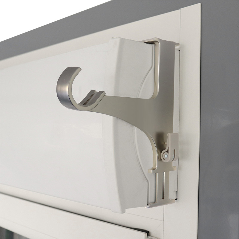 La fixation tringle rideau sur coffre volet roulant assure un alignement parfait sans détériorer le caisson.