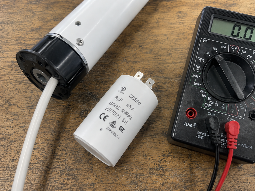 Condensateur de volet roulant CBB60 8µF avec tube moteur et multimètre pour test de capacité