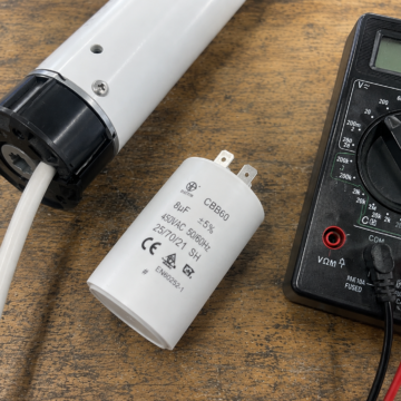 Condensateur de volet roulant CBB60 8µF avec tube moteur et multimètre pour test de capacité