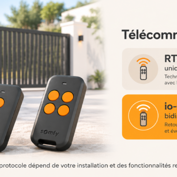 Deux télécommandes de portail anthracite à 2 et 4 canaux devant un portail coulissant motorisé, comparaison des protocoles RTS et io-homecontrol